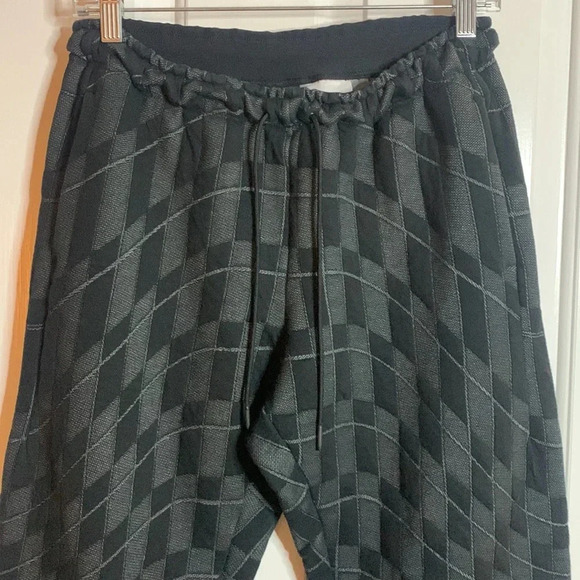 EUC women’s NIKE unique black and grey printed pullon cropped pants size small - Picture 2 of 9
